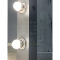 Серое гримерное зеркало с подсветкой лампочками в раме 90х70 см